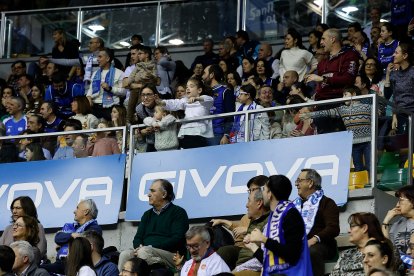 Aficionados durante el partido entre el Silbö San Pablo Burgos y el Morón.