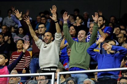 Aficionados durante el partido entre el Silbö San Pablo Burgos y el Morón.