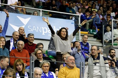 Aficionados durante el partido entre el Silbö San Pablo Burgos y el Morón.