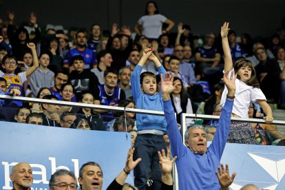 Aficionados durante el partido entre el Silbö San Pablo Burgos y el Morón.
