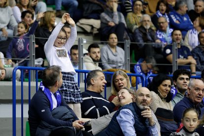 Aficionados durante el partido entre el Silbö San Pablo Burgos y el Morón.