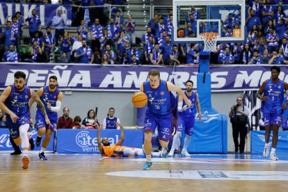 Imagen del partido entre el Silbö San Pablo Burgos y Morón.