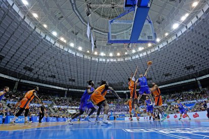 Imagen del partido entre el Silbö San Pablo Burgos y Morón.
