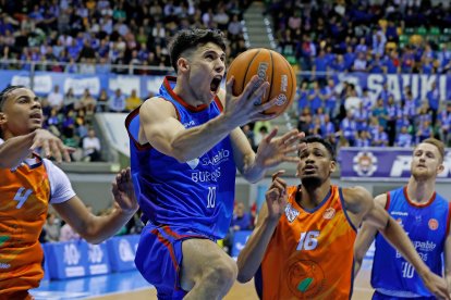 Imagen del partido entre el Silbö San Pablo Burgos y Morón.