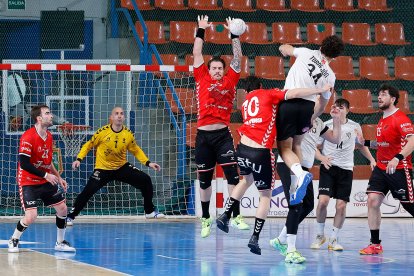 Imagen del partido entre el UBU San Pablo Burgos y Alcobendas.