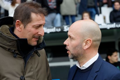 Saludo entre los técnicos del Burgos CF y el Racing de Santander.