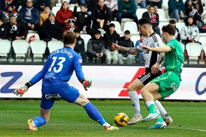 Imagen del partido entre el Burgos CF y el Racing de Santander.