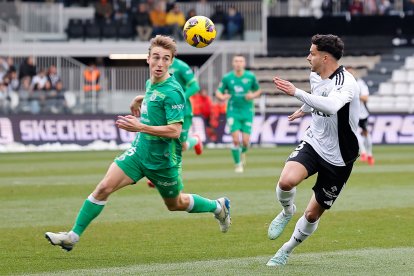 Imagen del partido entre el Burgos CF y el Racing de Santander.