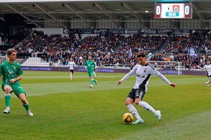 Imagen del partido entre el Burgos CF y el Racing de Santander.
