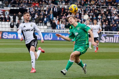 Imagen del partido entre el Burgos CF y el Racing de Santander.