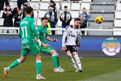 Imagen del partido entre el Burgos CF y el Racing de Santander.