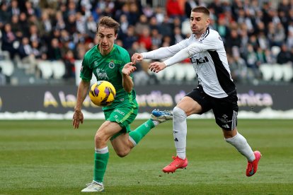 Imagen del partido entre el Burgos CF y el Racing de Santander.