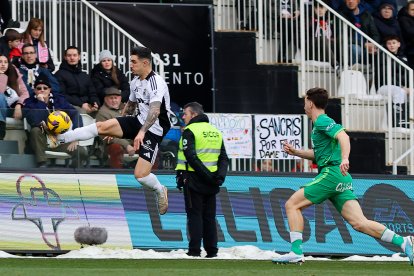 Imagen del partido entre el Burgos CF y el Racing de Santander.