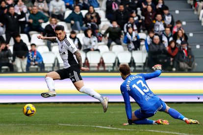 Imagen del partido entre el Burgos CF y el Racing de Santander.