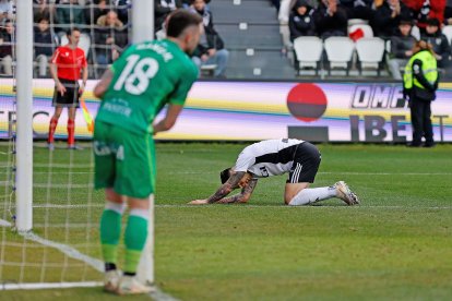 Imagen del partido entre el Burgos CF y el Racing de Santander.