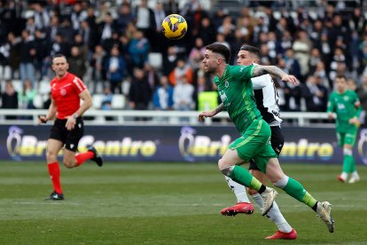 Imagen del partido entre el Burgos CF y el Racing de Santander.
