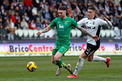 Imagen del partido entre el Burgos CF y el Racing de Santander.