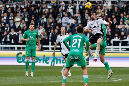 Imagen del partido entre el Burgos CF y el Racing de Santander.
