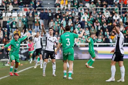 Imagen del partido entre el Burgos CF y el Racing de Santander.