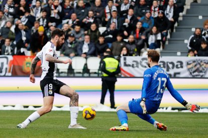 Imagen del partido entre el Burgos CF y el Racing de Santander.