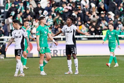 Imagen del partido entre el Burgos CF y el Racing de Santander.