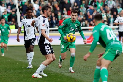 Imagen del partido entre el Burgos CF y el Racing de Santander.