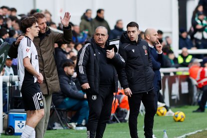 Imagen del partido entre el Burgos CF y el Racing de Santander.