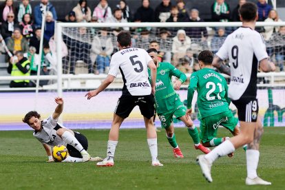 Imagen del partido entre el Burgos CF y el Racing de Santander.