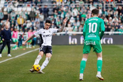Imagen del partido entre el Burgos CF y el Racing de Santander.