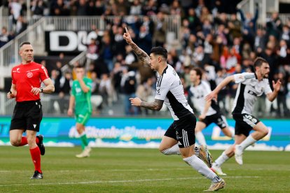 Imagen del partido entre el Burgos CF y el Racing de Santander.