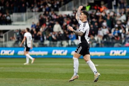Imagen del partido entre el Burgos CF y el Racing de Santander.