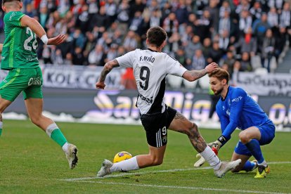 Imagen del partido entre el Burgos CF y el Racing de Santander.