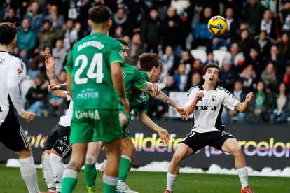 Imagen del partido entre el Burgos CF y el Racing de Santander.