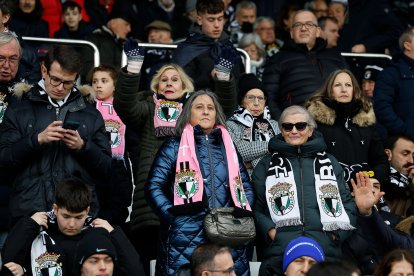 Imagen del partido entre el Burgos CF y el Racing de Santander.
