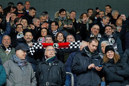 Imagen del partido entre el Burgos CF y el Racing de Santander.