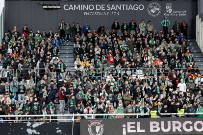 Imagen del partido entre el Burgos CF y el Racing de Santander.