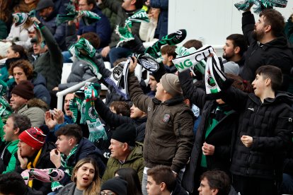Imagen del partido entre el Burgos CF y el Racing de Santander.