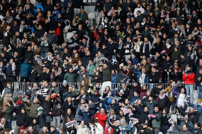 Imagen del partido entre el Burgos CF y el Racing de Santander.