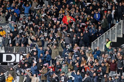 Imagen del partido entre el Burgos CF y el Racing de Santander.