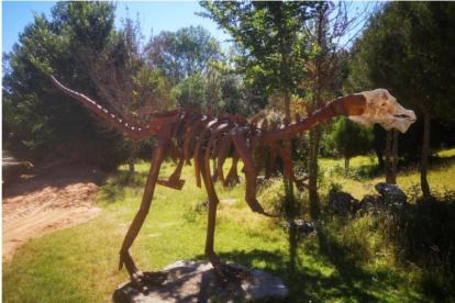 Dinosaurio que se puede ver en la senda.