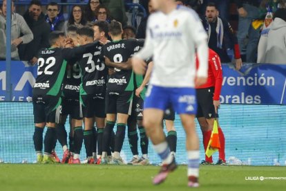 Los jugadores celebran sobre el césped el golazo de Íñigo Córdoba.
