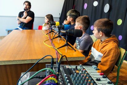 Una selección de alumnos de cada grupo rompían el hielo a modo de periodistas radiofónicos. En cuarto de Primaria, les tocó a Enzo, Ängel, Jesús y Ana.