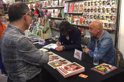 Iñaki Martínez ‘Iñaket’ y Mikel Begoña, durante una firma de ejemplares.