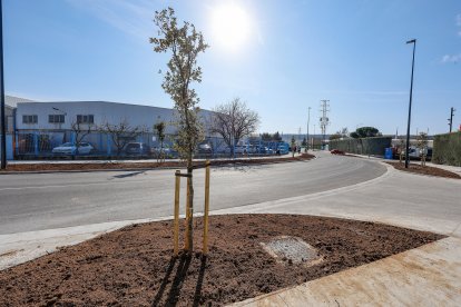 Las calles Merindad de Castilla la Vieja y Merindad de Montija recién remodeladas en el polígono de Villalonquéjar.
