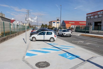 Las calles Merindad de Castilla la Vieja y Merindad de Montija recién remodeladas en el polígono de Villalonquéjar.