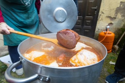 Las tres ollas ya hierven con menos la cecina tradicional que desde hace decadas se sirve en las fiestas de San Pedro de la Fuente y Fuentecillas.