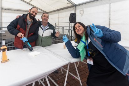 Instante del reparto de cecina en el barrio de San Pedro de la Fuente y Fuentecillas.