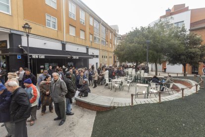 Instante del reparto de cecina en el barrio de San Pedro de la Fuente y Fuentecillas.