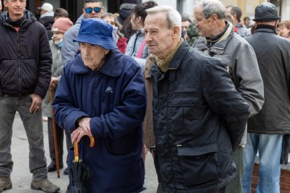 Instante del reparto de cecina en el barrio de San Pedro de la Fuente y Fuentecillas.