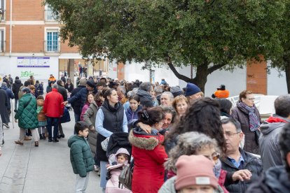 Instante del reparto de cecina en el barrio de San Pedro de la Fuente y Fuentecillas.
